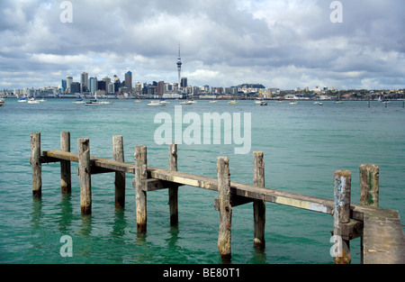 Vue sur le port de Waitemata à Sky Tower et du centre-ville d'Auckland à au sud de Northcote Point, North Shore, Auckland, Nouvelle-Zélande Banque D'Images