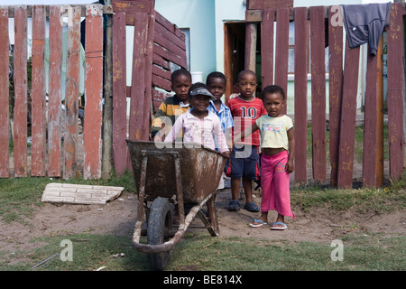 Les enfants avec une brouette (préparation pour la Coupe du Monde FIFA 2010), Canton de Walmer, Port Elizabeth, Eastern Cape, Afrique du Sud, Af Banque D'Images