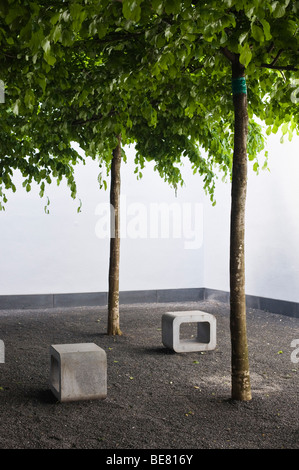 Deux sièges sous les arbres, Fuenf Höfe, Munich, Bavière, Allemagne Banque D'Images