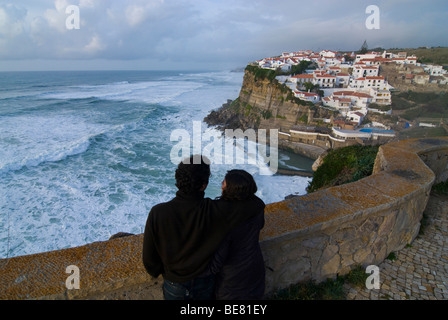 Couple à la recherche sur la mer, ville balnéaire, Praia das Maçãs, surplombant la mer, océan Atlantique, la Costa de Lisboa, Lisbonne, District Banque D'Images