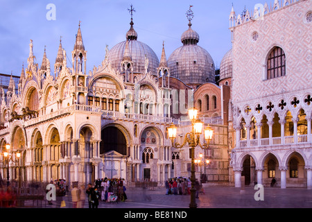La Place St Marc, la Piazza San Marco, avec la Basilique de San Marco et le Palais des Doges, Le Palais des Doges, Venise, Italie, Europe Banque D'Images