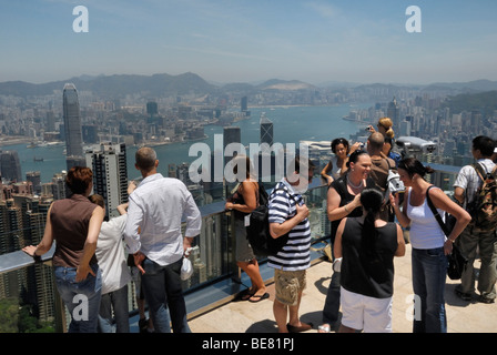 Hong Kong, le pic, l'île de Hong Kong, le 18 avril 2007 les touristes sur la tour d'observation de Victoria Peak. Banque D'Images