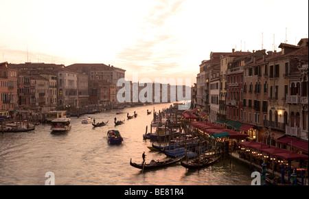 Vue du pont du Rialto sur le Grand Canal, Venise, Italie, Europe Banque D'Images