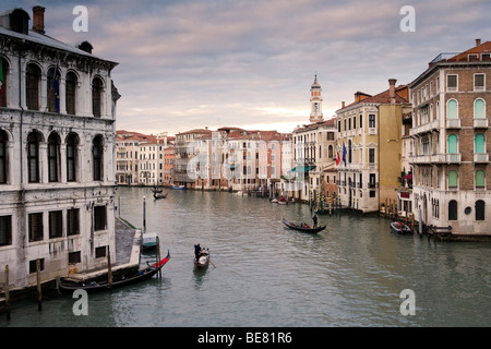 Vue sur le Grand Canal avec le Palazzo dei Camerlenghi à gauche, dans l'arrière-plan Chiesasi San Giovanni Grisostomo, Venise, ita Banque D'Images