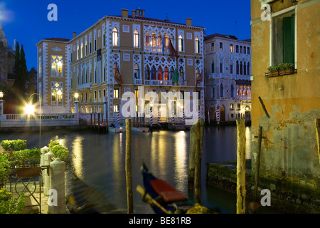 Canal Grande le soir avec vue sur Palazzo Cavalli Franchetti, Venise, Italie, Europe Banque D'Images