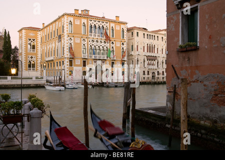 Canal Grande avec vue sur Palazzo Cavalli Franchetti, Venise, Italie, Europe Banque D'Images