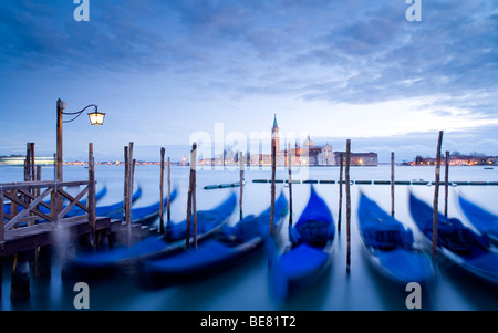 Quai de la Place St Marc avec les gondoles et la vue de l'île de San Giorgio Maggiore, à Venise, Italie, Europe Banque D'Images