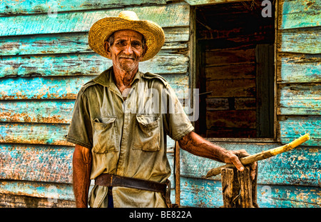 Vieux fermier de canne à sucre l'homme en face de vieille maison verte près de Trinidad Cuba Banque D'Images