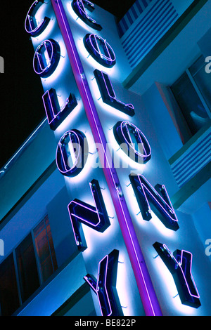 L'enseigne au néon à l'hôtel Colony de nuit, Ocean Drive, à South Beach, Miami Beach, Florida, USA Banque D'Images