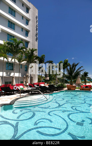 La piscine de l'hôtel Victor au soleil, Ocean Drive, à South Beach, Miami Beach, Florida, USA Banque D'Images