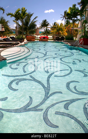 La piscine de l'hôtel Victor au soleil, Ocean Drive, à South Beach, Miami Beach, Florida, USA Banque D'Images