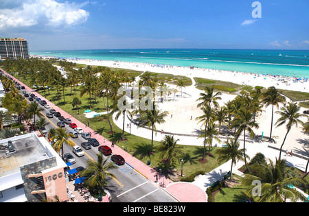 À la vue de Lummus Park et de la plage, l'Ocean Drive, à South Beach, Miami Beach, Florida, USA Banque D'Images