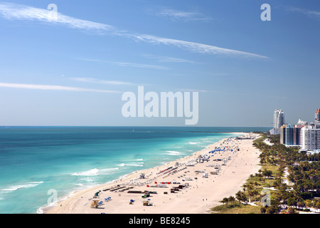 Vue sur la plage au soleil, South Beach, Miami Beach, Florida, USA Banque D'Images