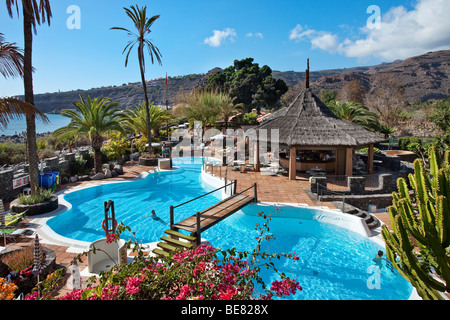 Vue sur la piscine du jardin Tecina Hotel au soleil, Playa de Santiago, La Gomera, Canary Islands, Spain, Europe Banque D'Images