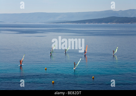 La planche à voile sur l'eau à la Corne d'or, Bol, Île de Brac, la Dalmatie, Croatie, Europe Banque D'Images