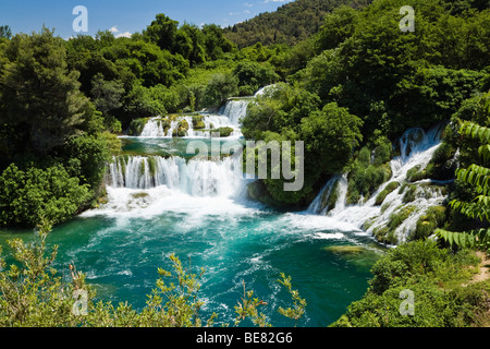 Les chutes de Krka dans la lumière du soleil, le Parc National de Krka, Dalmatie, Croatie, Europe Banque D'Images