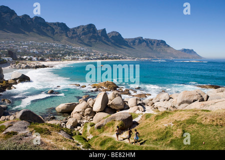 La plage de Camps Bay avec douze apôtres Montagnes, Cape Town, Western Cape, Afrique du Sud, l'Afrique Banque D'Images