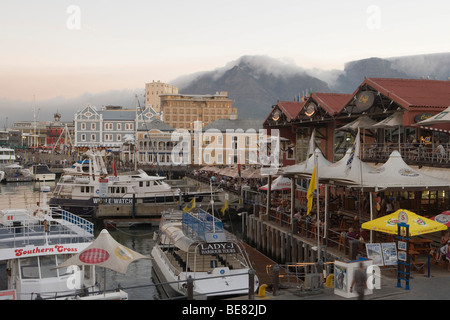 Bateaux dans le port au crépuscule, Waterfront et la montagne de la table en arrière-plan, Cape Town, Western Cape, Afrique du Sud, l'Afrique Banque D'Images