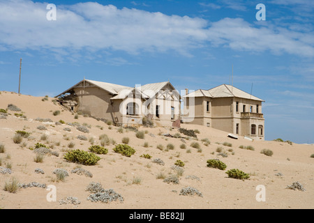 Des bâtiments abandonnés prises par le sable, les bâtiments de la ville fantôme, Kolmanskop, Karas, Namibie, Afrique Banque D'Images