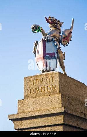 Ville traditionnelle de Londres la borne frontière, un dragon à Saint George cross shield. Le Pont de Londres. UK. Banque D'Images