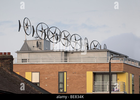 Éoliennes de toit fournit de l'électricité d'appartements à Londres, Angleterre Banque D'Images