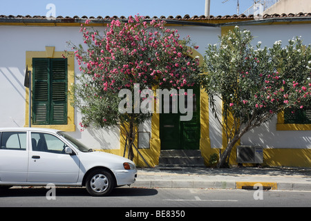 Une voiture garée à l'extérieur d'une maison assez nouveau dans la partie Cypriotic grec de Nicosie, Chypre. Banque D'Images