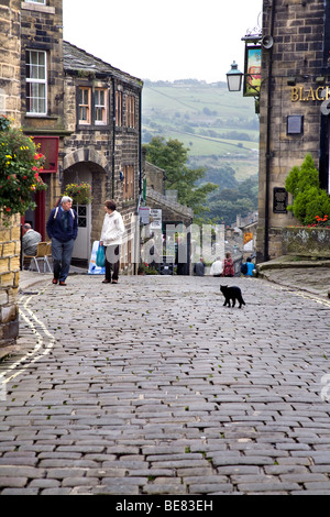 Haut de la rue principale d'Haworth , un village perché dans le West Yorkshire, où la famille vivait à Bronte Banque D'Images