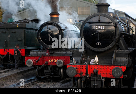 Locomotives à vapeur en cours de préparation dans les voies latérales à brignorth gare sur la Severn Valley Railway Banque D'Images