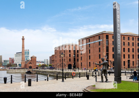 Albert Dock avec le Merseyside Maritime Museum à droite et statue de Billy Fury en premier plan, Liverpool, Merseyside Banque D'Images