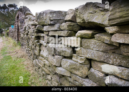 Un mur de pierre sèche traditionnelle faite à Haworth, Bronte Country. LINCOLNSHIRE Banque D'Images