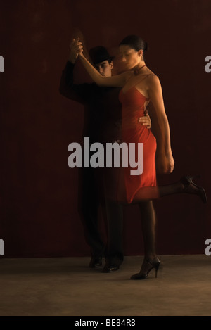 Couple danse tango, side view, blurred motion Banque D'Images