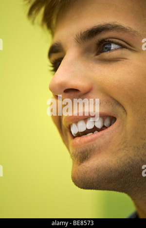 Young man smiling, portrait Banque D'Images