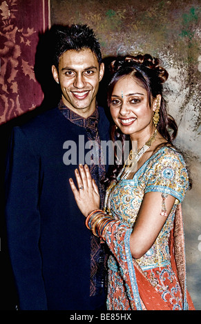 Beau couple de l'Inde ayant en mariage mariage traditionnel indien aux ETATS UNIS Banque D'Images