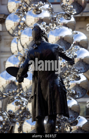 Anish Kapoor's grand arbre et l'oeil derrière la sculpture Statue de Sir Joshua Reynolds Royal Academy Londres Banque D'Images