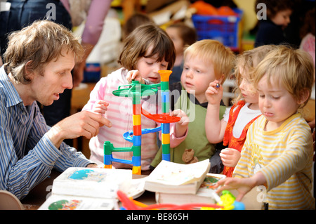 Les JEUNES ENFANTS JOUER DANS UN GROUPE À UNE ÉCOLE DU DIMANCHE UK Banque D'Images