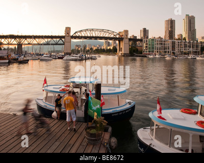 Vue sur False Creek et Burrard Bridge de Granville Island, Vancouver, Canada. Un petit traversier pour piétons est à quai. Banque D'Images