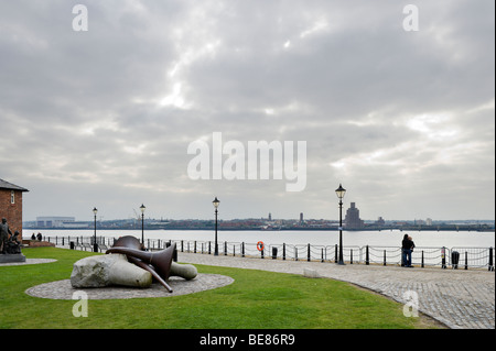 Vue sur la rivière Mersey vers la Péninsule de Wirral de l'Albert Dock, Liverpool, Merseyside, Angleterre Banque D'Images
