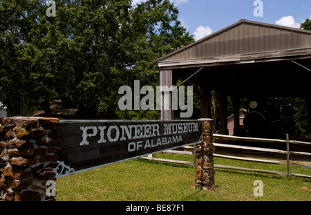 Ancienne grange restaurée, Pioneer Museum New York à Troy dans l'Alabama de l'ancienne gare appelée Bradleyton Depot en 1881 Banque D'Images