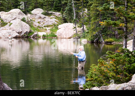 Pêche à la mouche l'homme dans le Rocky Mountain National Park, Colorado Banque D'Images