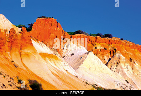 Le Portugal, l'Algarve : falaises de sable à la Praia da Falesia près de Albufeira Banque D'Images