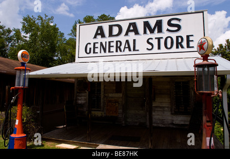 Ancien magasin général Adams avec pompes à essence à partir de 1915 dans des Pioneer Museum New York à Troy dans l'Alabama de l'ancienne gare Banque D'Images