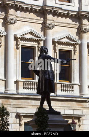 Staue de Sir Joshua Reynolds dans l'avant-cour de l'Académie Royale de Londres Banque D'Images