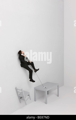 Businessman using landline phone flottant au-dessus de 24 Banque D'Images