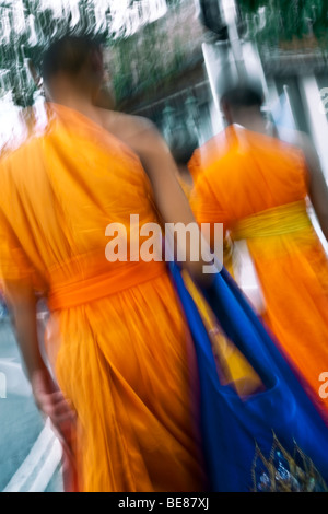 Thaïlande, Bangkok, Wat Suthat Temple, deux robe orange, de jeunes moines novices en se promenant dans les jardins du temple Banque D'Images