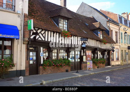 Brun et blanc à pans de bois du restaurant dans la Rue Pierre Ledent, Montreuil-sur-Mer, Pas de Calais, France Banque D'Images