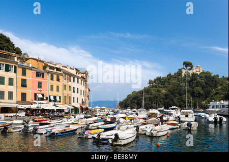 Le port de Portofino avec Château Brown derrière, Golfo del Tigullio, Riviera Italienne, ligurie, italie Banque D'Images