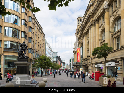 St Ann's Square avec le Royal Exchange Theatre à droite, Manchester, Angleterre Banque D'Images