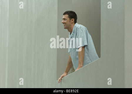 L'homme sur balcon, smiling, portrait Banque D'Images