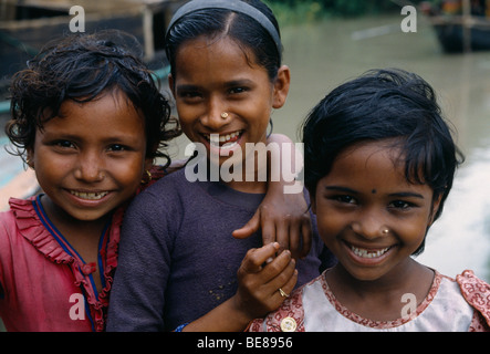 Le BANGLADESH Khulna Char Kukuri Mukuri Portrait of three smiling young girls Banque D'Images