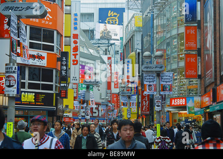 Le Japon Honshu Tokyo Shibuya Center Gai principale zone commerçante dimanche foule et multitude d'enseignes Banque D'Images